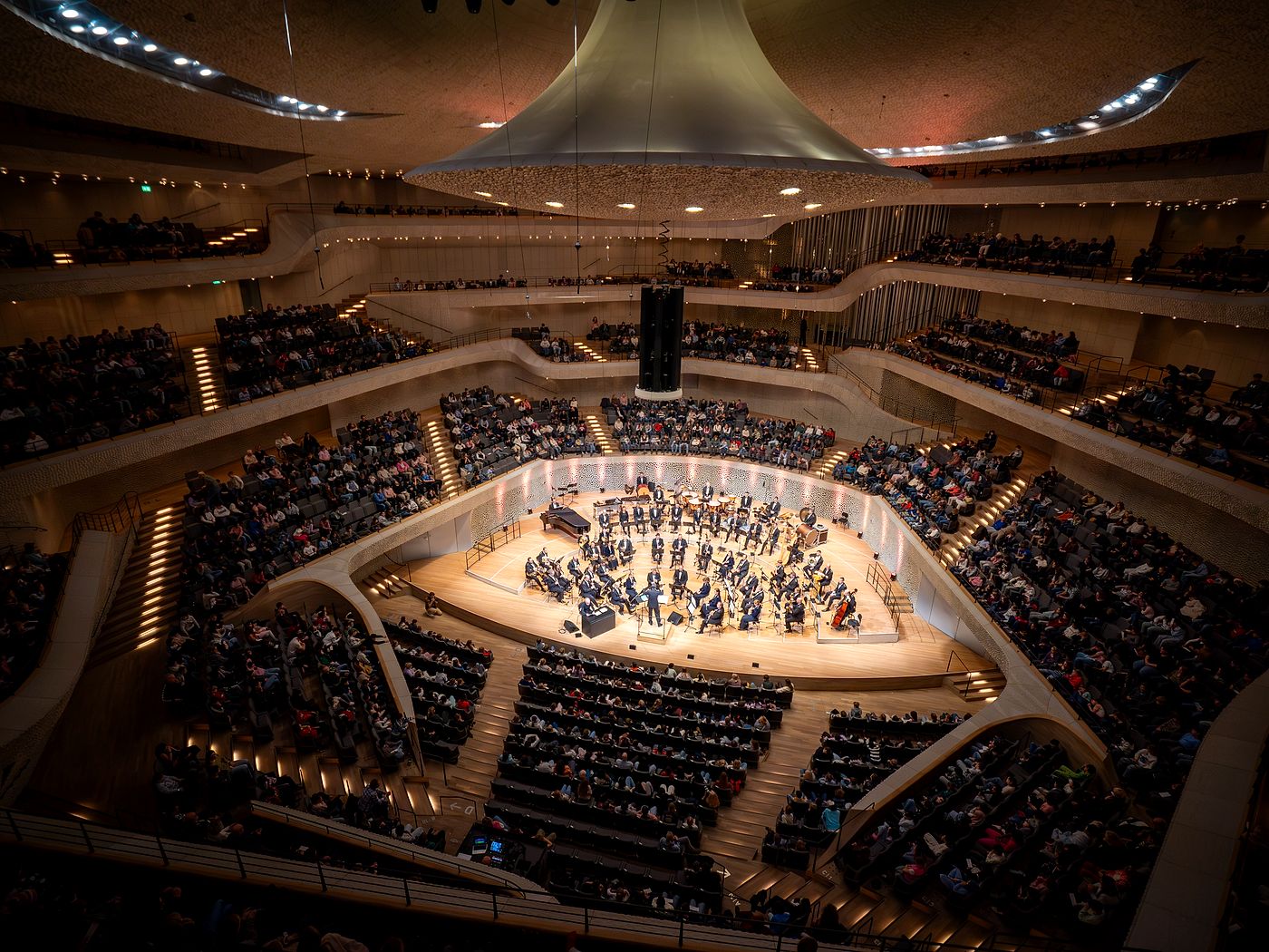 Nils Florian Saatkamp dirigiert ein Blasorchester in der Elbphilharmonie